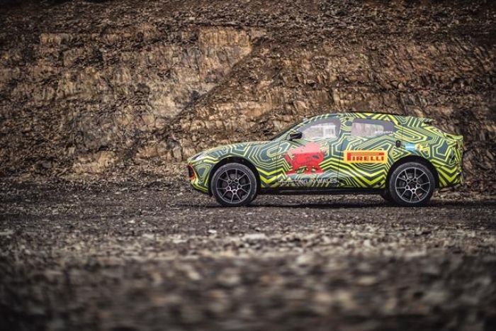 アストンマーティンから誕生する初SUVは、多くの自動車ファンの関心を集めそうだ（画像: アストンマーティン発表資料より）