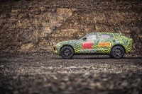 アストンマーティンから誕生する初SUVは、多くの自動車ファンの関心を集めそうだ（画像: アストンマーティン発表資料より）