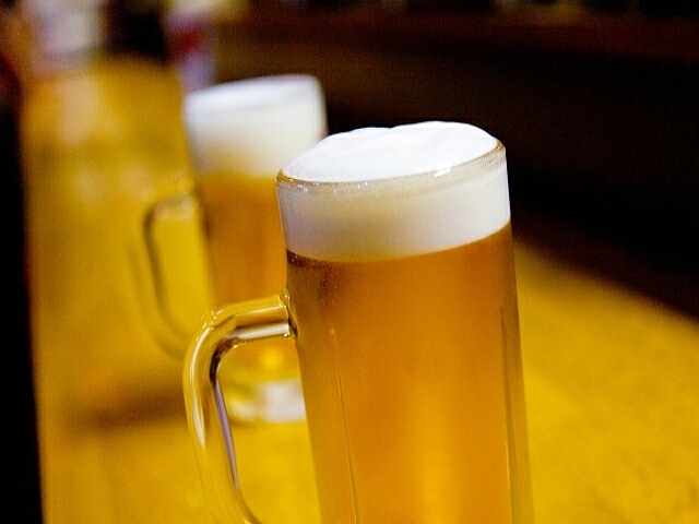 矢野経済研究所が酒類市場動向を調査。2018年度の出荷額は3.5兆円、前年比98.6%、縮小傾向続く。ビールが大幅減、焼酎・清酒等も減少基調。回復兆しなし。軽減税率無き消費税増税で大打撃の可能性も。