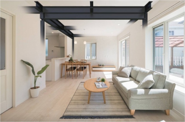 積水ハウス「ファミリースイート リノベーション」のリビング空間。黒い鉄骨部分は「RFサポートビームシステム」の構造体イメージ