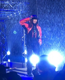 「過酷ファッションショー」では、ステージで雨風や雪などを再現、ウェアの機能性を際立たせた