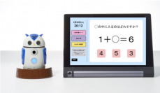 AI搭載の小型汎用ロボット「ZUKKU」を活用した健康増進プログラムのイメージ。（画像: ハタプロ発表資料より）