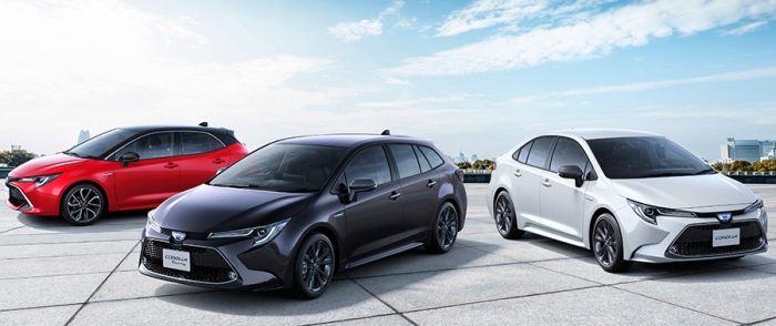 カローラ スポーツ HYBRID G“Z”（2WD）、カローラ ツーリング HYBRID W×B（2WD）、カローラ HYBRID W×B（左から、いずれもオプション装着車）（画像: トヨタ自動車の発表資料より）