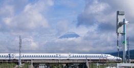 走行中の新幹線での5G送信の実験風景。写真右側が実験用基地局（画像：シャープの発表資料より）
