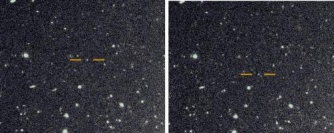 すばる望遠鏡で撮影された新たに発見された土星の衛星の1つ。左と右の画像の間は約1時間あり、背景の星や銀河は動いていないが、オレンジのバーで印がつけられた衛星は移動している。（画像: Photographs are courtesy of Scott Sheppard.）