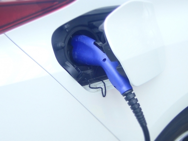富士経済、主要16ヵ国のEV/PHV向け充電インフラ市場を調査。充電インフラは中米を中心に普及が加速。2019年の急速充電器ストックは中国23万740個(76%増)、米国1万5970個、日本7650個。
