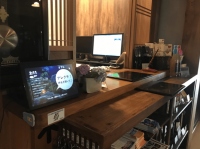 アイリッジ<3917>(東マ)は、同社が提供するAlexaスキル開発運用クラウド「NOID(ノイド)」を活用し、福島県会津東山温泉の老舗旅館「いろりの宿　芦名」の音声AIフロントコンシェルジュサービス(あしな)を開発支援した。