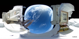 撮影された全天球画像を平面図に置き換えたもの。(c) JAXA
