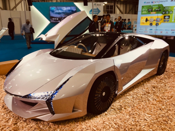 セルロースナノファイバーを用いたコンセプトカー（写真：金沢工業大学の発表資料より）
