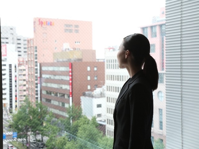 気温や湿度の差、紫外線の変動、また花粉やPM2.5等などの環境に体がついていけず、肌のバリア機能が一時的に低下してしまう状態のこと