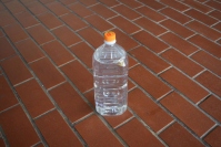水道水を詰めたペットボトル　©sawahajime
