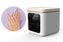 実証実験を行うプロトタイプのネイルプリンター。(画像: カシオ計算機の発表資料より) 実証実験を行うプロトタイプのネイルプリンター。(画像: カシオ計算機の発表資料より)