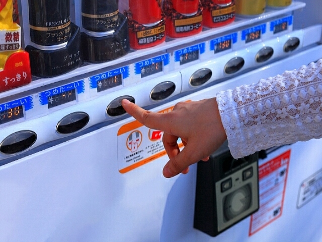 飲料市場は既に飽和状態にある。少子高齢、人口減少という背景もあり2000年以降の年平均成長率は横ばい、僅かにマイナスだ。近年、国民の健康意識の向上などを背景に特定保健用食品(トクホ)飲料などが好調だったが、これもすでに成熟期に入っているようだ。