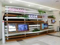 イオンモールのデジタルバナー。中国・山東省のイオンモール煙台金沙灘のもの。（画像:イオンモール発表資料より）