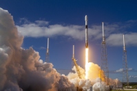 打ち上げられたFalconロケット。（c）SpaceX