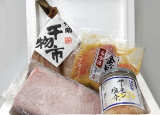 日本エンタープライズ<4829>(東1)の子会社で、 ITによる鮮魚流通の拡大に取り組む、いなせり株式会社(本社:東京都渋谷区)は、一般消費者向けECマーケット『いなせり市場』で豊洲仲卸厳選の食材を毎月1回届ける「豊洲直送便 海鮮お楽しみ月額パック」(6,480円/税込み・送料込み)のサービスを開始した。 日本エンタープライズ<4829>(東1)の子会社で、 ITによる鮮魚流通の拡大に取り組む、いなせり株式会社(本社:東京都渋谷区)は、一般消費者向けECマーケット『いなせり市場』で豊洲仲卸厳選の食材を毎月1回届ける「豊洲直送便 海鮮お楽しみ月額パック」(6,480円/税込み・送料込み)のサービスを開始した。