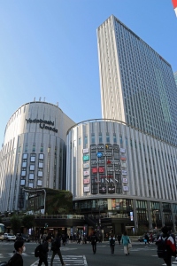 ヨドバシ梅田タワー、左側が既設のマルチメディア梅田、後方の高い部分はホテル棟（筆者撮影）