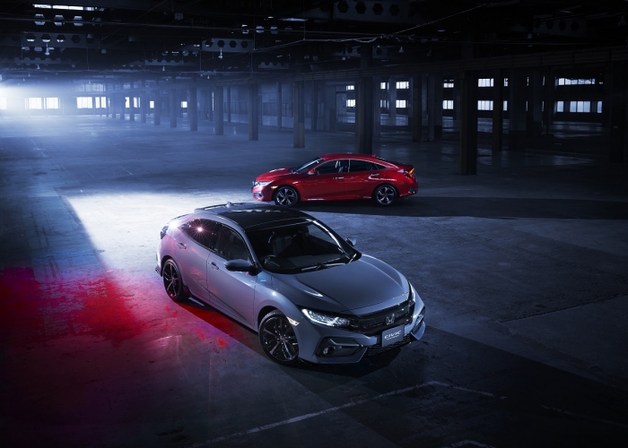 「シビック ハッチバック」と「シビック セダン」（画像: 本田技研工業の発表資料より）