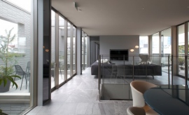 積水ハウスの「REGUNUM COURT」。壁によってプライバシーを守りながら、屋内外を一体化させて光・風・緑に包まれる。