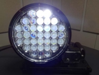 軽量の小型光探索システム。山岳遭難者の発見に有効（写真：近畿大学の発表資料より）