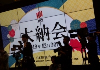 日経平均は２万３６５６円６２銭（１８１円１０銭安）、ＴＯＰＩＸは１７２１．３６ポイント（１１．８２ポイント安）、出来高概算（東証１部）は７億９６６２万株