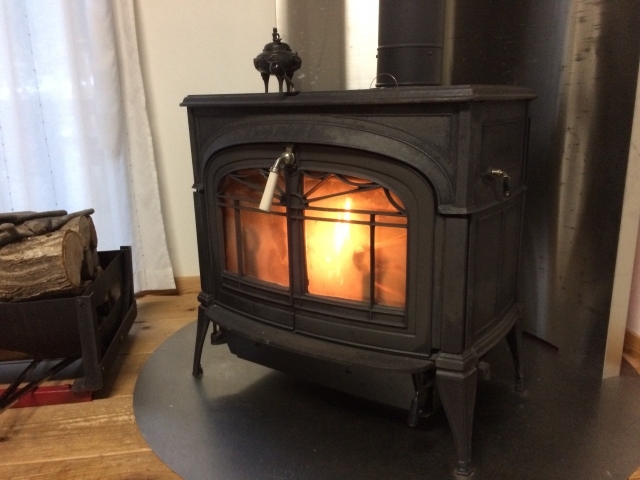 リンナイが「暖房」に関して意識調査。利用している暖房機器1位エアコン、2位こたつ、3位石油ストーブ