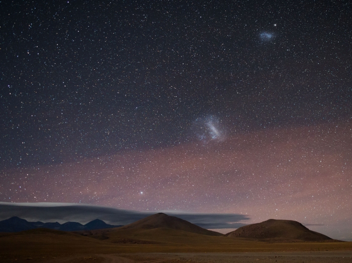 南米アタカマ砂漠から観測したアンデス山脈の上に見えるカノープス。
