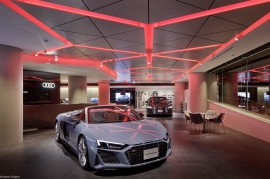 「Audi City紀尾井町」の店内の様子。(画像: アウディ ジャパンの発表資料より) 「Audi City紀尾井町」の店内の様子。(画像: アウディ ジャパンの発表資料より)