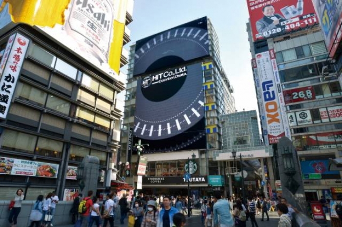 ジーニー<6562>(東マ)は、ヒット(東京都中央区)が大阪・道頓堀に保有する大型屋外広告ビジョン「ツタヤエビスバシヒットビジョン」への、プログラマティックOOH広告(交通広告など自宅以外の場所で接触する広告)の配信を開始する。