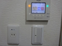 Photo:太陽光発電システムのパネルと直結コンセント　©sawahajime