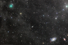 ニューメキシコにある天文台から撮影されたアトラス彗星と銀河M81・M82(右下)。(c) Rolando Ligustri (CARA Project, CAST) ニューメキシコにある天文台から撮影されたアトラス彗星と銀河M81・M82(右下)。(c) Rolando Ligustri (CARA Project, CAST)