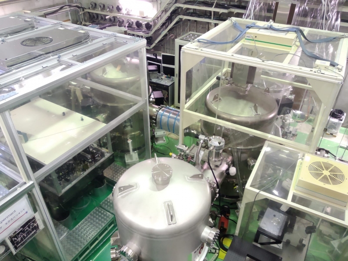 研究グループが構築したフィルター共振計。量子力学由来のゆらぎを制御し、高感度で重力波が検出できる。 （c） 国立天文台