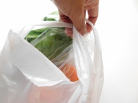 マクロミルが「レジ袋の有料化」の意識調査。「レジ袋有料化」に「賛成」63%