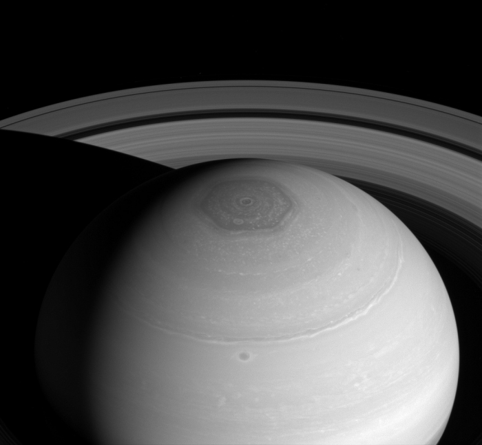 土星の北極上空に浮かぶ美しい正六角形の雲　(c) NASA
