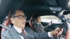 トヨタのCM「トヨタイムス」で、社長が好きな車を聞かれて、一番好きな車は「うるさくて、ガソリンくさくて」　（画像: トヨタ自動車発表資料より）