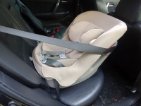 助手席への設置は事故の際、エアバッグが頭部を直撃するのでNG、後部座席に後ろ向きにセッティングする　©sawahajime