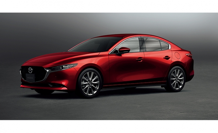 赤のボディカラーをまとうMAZDA3セダン（画像: マツダ発表資料より）