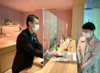 星野リゾートによるフロントでの飛沫感染対策のイメージ。（画像: 星野リゾートの発表資料より）