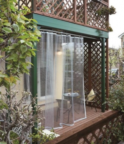 カーテンレールをはじめとする窓辺の総合インテリアメーカー、トーソー<5956>(東2)は、商業施設にも使用可能な防炎機能付きビニールカーテンを6月より販売開始した。室内のスペースを区切る パーテーション代わりや、屋外の風よけ、飛沫感染予防などに適している。