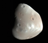 火星衛星ダイモスの姿。公転軌道面が火星の赤道面からずれている。（c）NASA/JPL-Caltech/University of Arizona