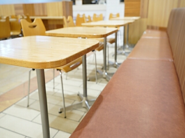 akippaが宣言全面解除後の外出に関する動向変化を調査。「外出の機会が増えた」34%のみ。外出自粛継続は「外食」67%、「娯楽施設」58%