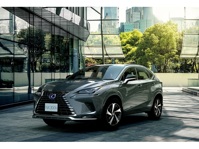 Lexus NX300h特別仕様車“Spice&Chic”、ボディ色マーキュリーグレーマイカ、価格は2.5リッターハイブリッド版が552.3万円(FF車)、578.8万円(4WD車)、2リッターターボ車が487.9万円(FF車)、514.4万円(4WD車)