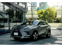 Lexus NX300h特別仕様車“Spice&Chic”、ボディ色マーキュリーグレーマイカ、価格は2.5リッターハイブリッド版が552.3万円(FF車)、578.8万円(4WD車)、2リッターターボ車が487.9万円(FF車)、514.4万円(4WD車)
