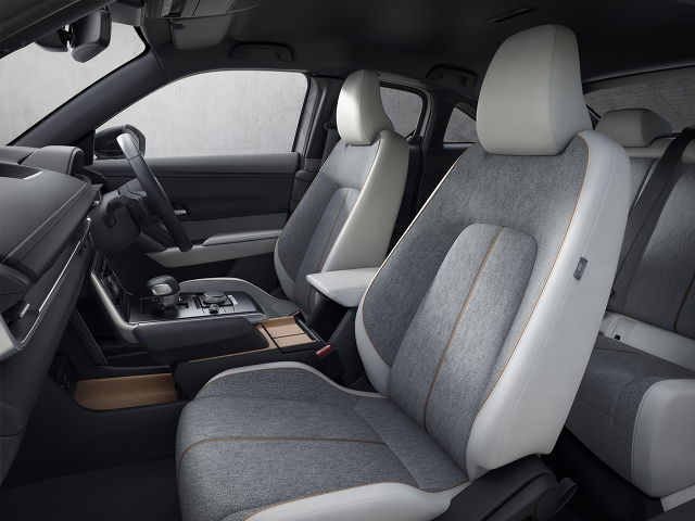 MAZDA MX-30 マイルドハイブリッドモデル インテリア（画像: マツダの発表資料より）
