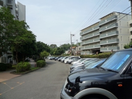 一般的な平面駐車場　©sawahajime