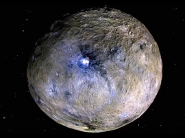 準惑星セレスのオカットルクレーターに見える白斑状の地形 (c) NASA / JPL-Caltech / UCLA / MPS / DLR / IDA