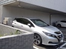 Photo:　EV車は建物脇（車体後部のBOX）機器からコードを引っ張って充電する　©sawahajime