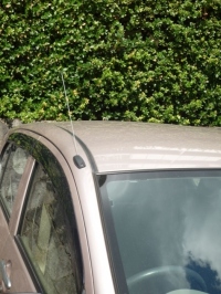 Photo:フロントピラーに内蔵し、手で引き出すタイプのロッドアンテナ　©sawahajime