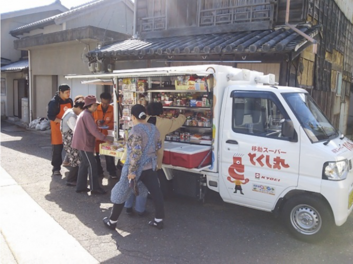 とくし丸の販売風景（画像: オイシックス・ラ・大地発表資料より）