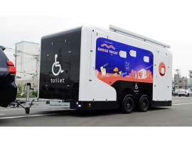 クルマ(普通車)で牽引して必要な場所に設置できる移動型バリアフリートイレ「モバイルトイレ」、写真では分からないが牽引しているのはトヨタのSUV、ランドクルーザー・プラド クルマ(普通車)で牽引して必要な場所に設置できる移動型バリアフリートイレ「モバイルトイレ」、写真では分からないが牽引しているのはトヨタのSUV、ランドクルーザー・プラド